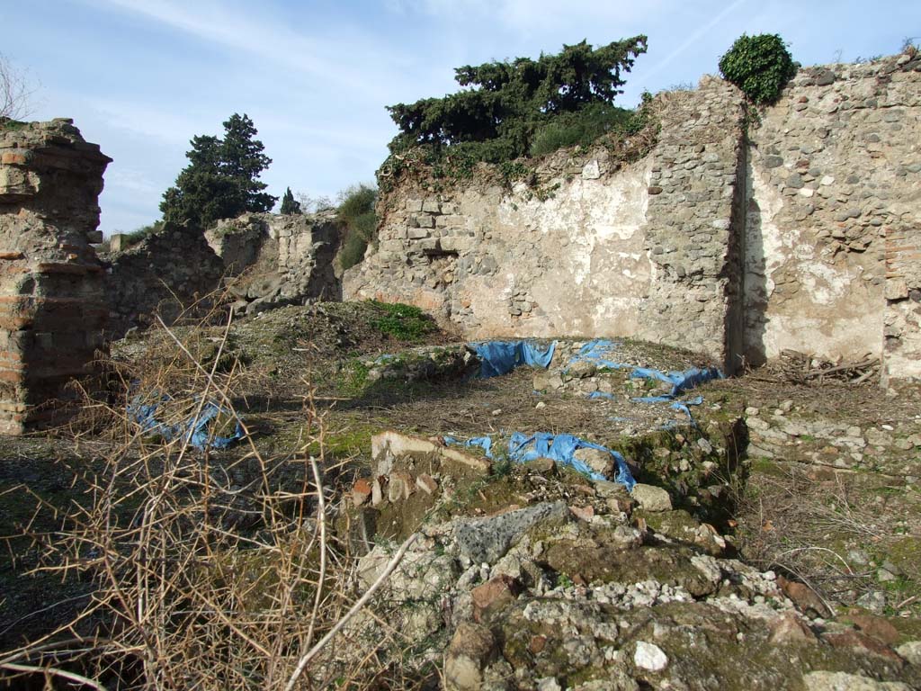 VI.1.1 Pompeii. December 2007. Looking north-west towards garden area with triclinium (under blue sheeting) from VI.1.4.