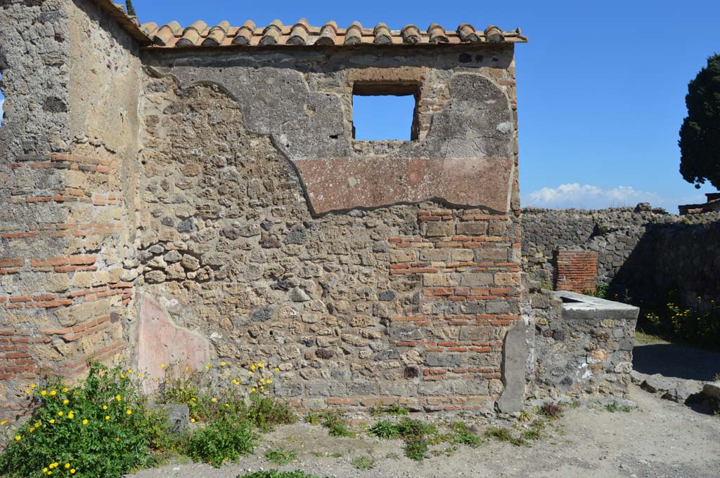 VI.1.5 Pompeii. March 2019. Wall on Via Consolare on north side of entrance doorway, with remaining painted stucco.
Foto Taylor Lauritsen, ERC Grant 681269 DÉCOR.

