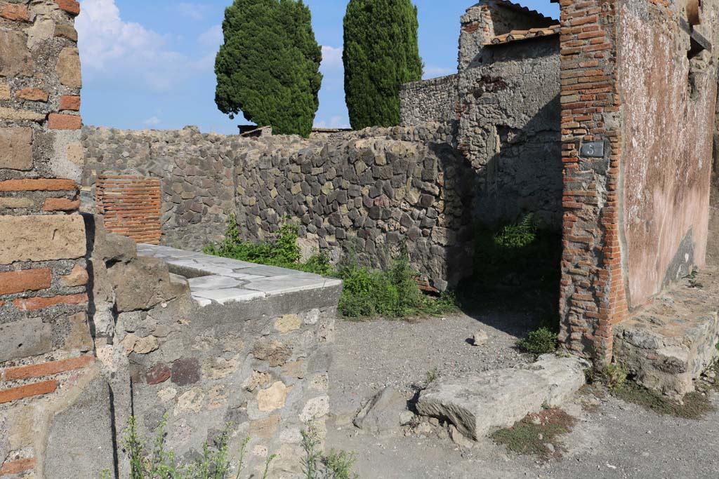 VI.1.5, Pompeii. December 2018. Looking south-east across counter from entrance doorway. Photo courtesy of Aude Durand.