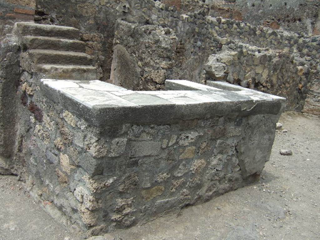 VI.1.5 Pompeii. May 2006. Rear of counter, and area of hearth in counter.