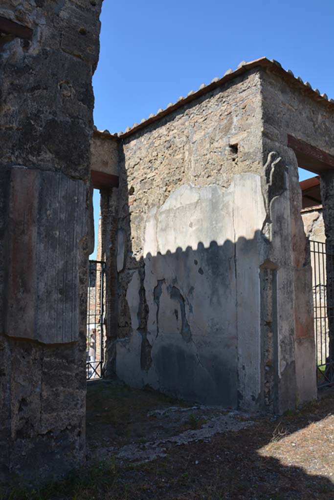 VI.1.10 Pompeii.  December 2007. Doorway to room 2, cubiculum on north side of atrium.