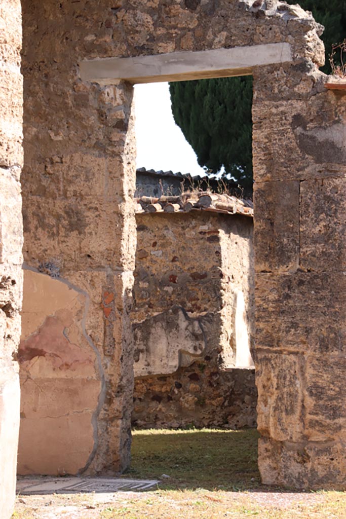 VI.1.10 Pompeii. December 2007. Room 6, tablinum. Looking east towards garden area.