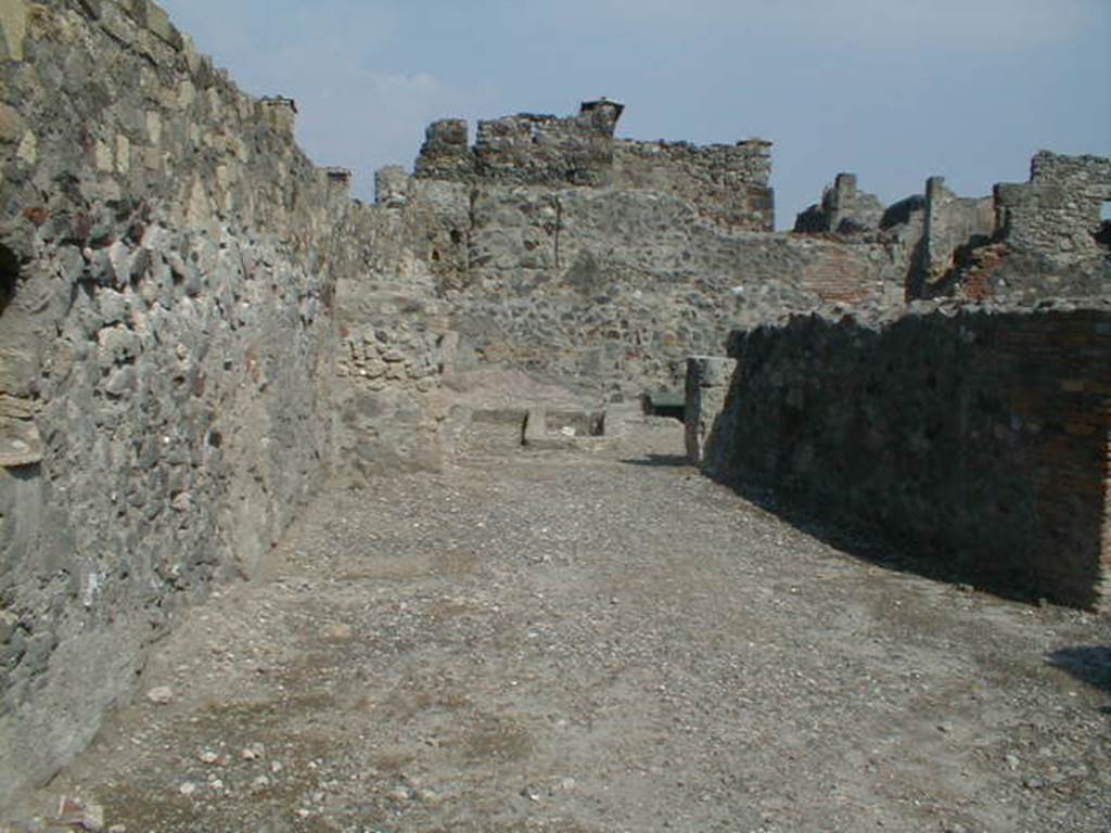 VI.1.14 Pompeii.  May 2005.  Looking east.
