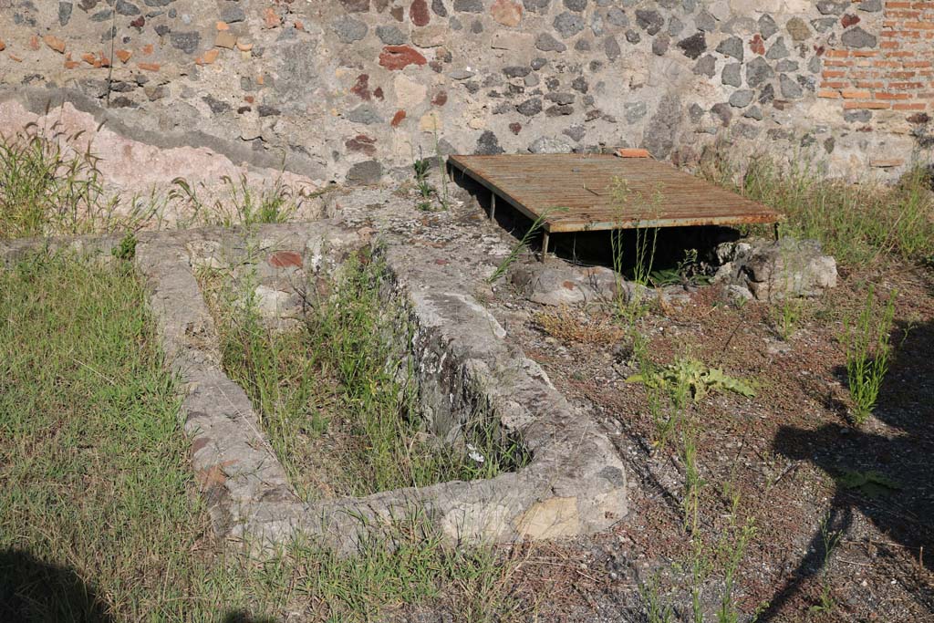 VI.1.15 Pompeii. December 2018. Looking towards the east wall of the rear room. Photo courtesy of Aude Durand. 