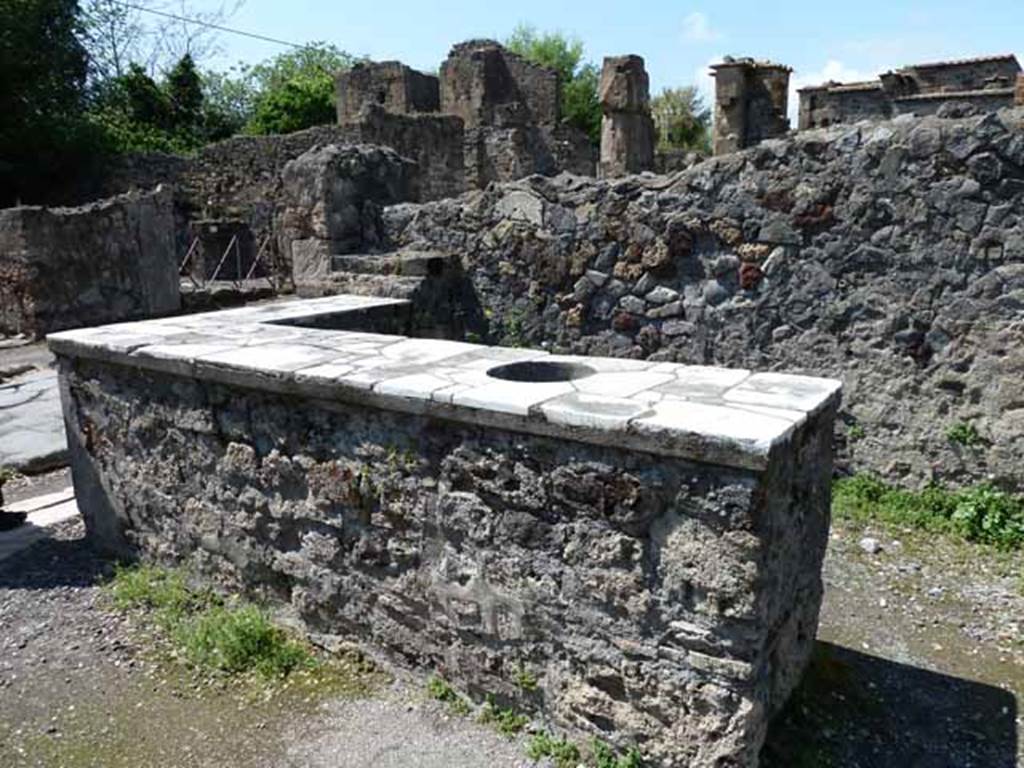 VI.1.17 Pompeii. May 2010. Two-sided bar counter with shelves. Looking north.