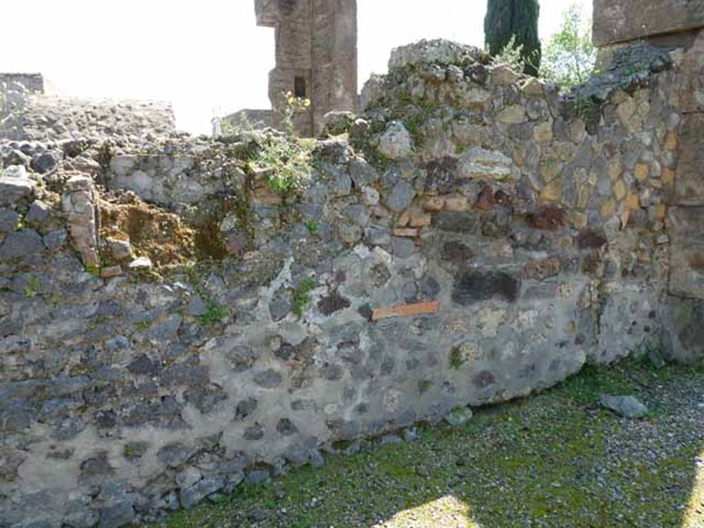 VI.1.17 Pompeii. May 2010. South wall of the bar.