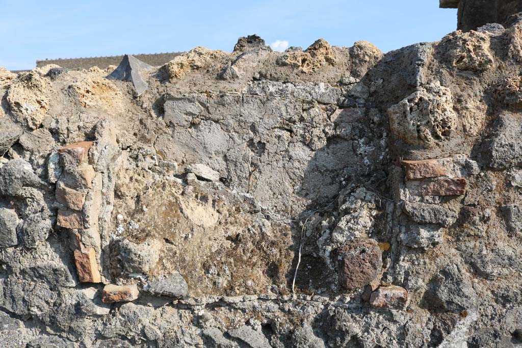 VI.1.17 Pompeii. December 2018. Looking towards remains of niche in south wall of bar-room. Photo courtesy of Aude Durand.