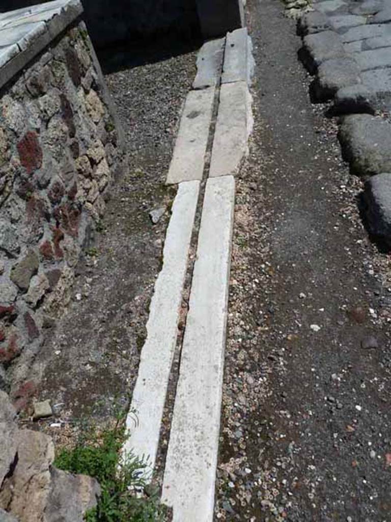 VI.1.17 Pompeii. May 2010. Threshold or sill.