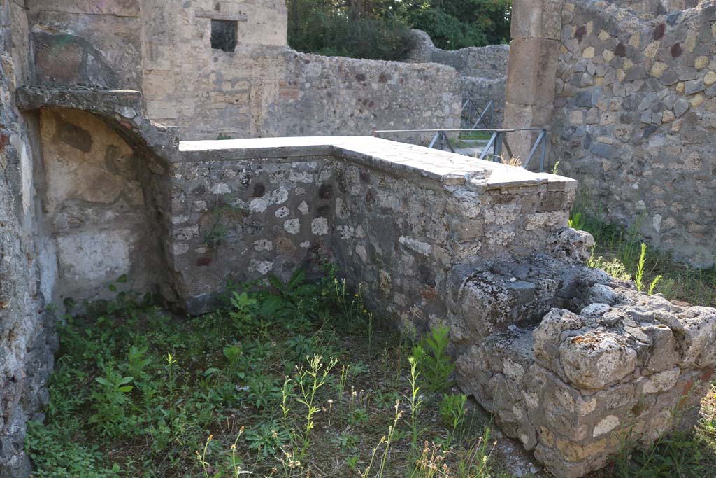 VI.1.18, Pompeii. December 2018. Looking west from rear of counter. Photo courtesy of Aude Durand.