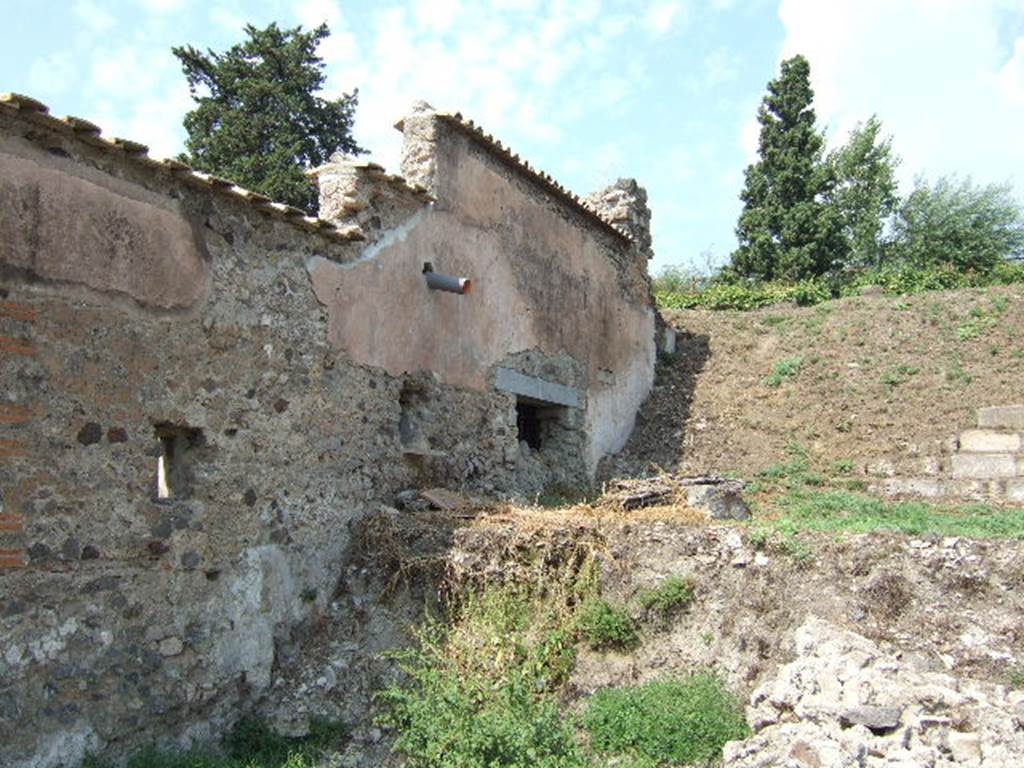 VI.1.26 Pompeii. September 2005. Outside wall, looking north-west.
