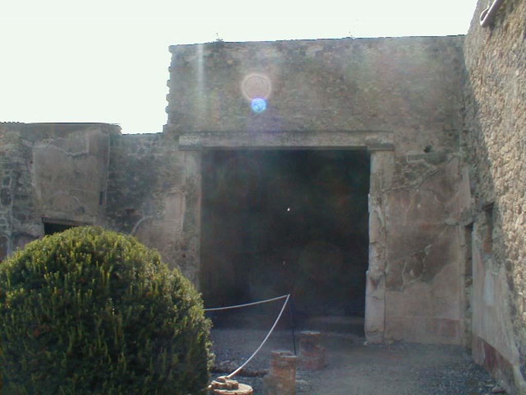 VI.2.4 Pompeii. September 2004. Looking west across small garden towards triclinium.