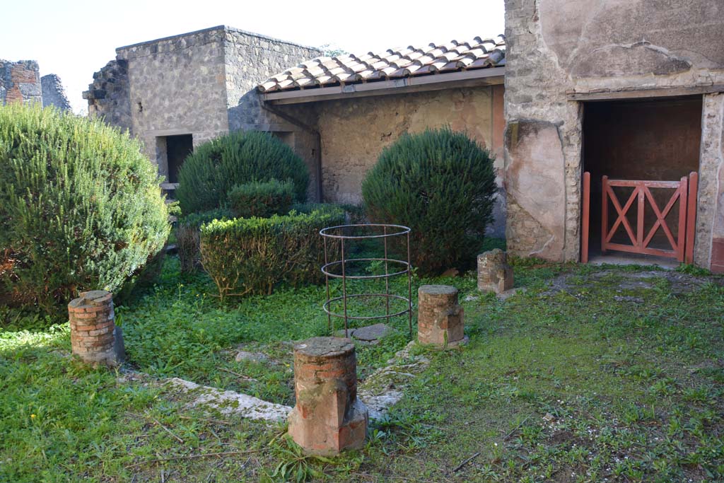 VI.2.4 Pompeii. December 2017. Looking south across portico of small garden area towards doorway to diaeta, on right.
Foto Annette Haug, ERC Grant 681269 DÉCOR.
