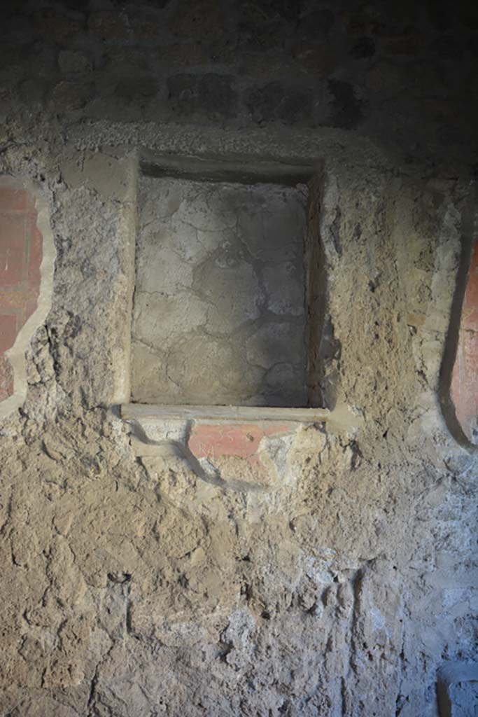 VI.2.4 Pompeii. December 2017. West wall of cubiculum in the south-west corner of small garden.
Foto Annette Haug, ERC Grant 681269 DÉCOR.
According to Scafati’s Guide – 
“On the right side of the wall is seen a lararium, or small niche.
Here was found a small idol of metal, a small vase of gold, a piece of money, also of gold, and twelve others of bronze of the Emperor Vespasian.
In the cubiculum to the left (the one in the south-east corner of garden area) were found, eight small columns of bronze and remains of gilt wood which formed part of a bed.”
See Scafati, Guide to Pompeii Illustrated, 1900. p.105-106.

