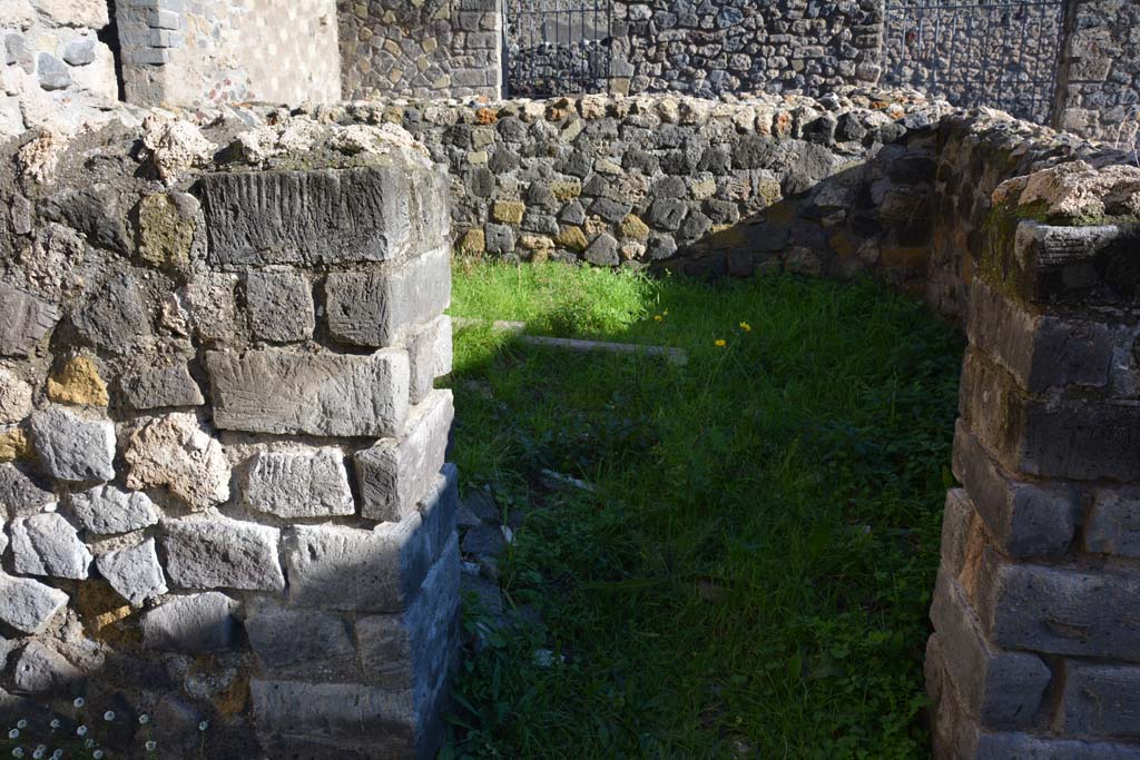 VI.2.4 Pompeii. December 2017. Looking east through doorway into kitchen area.
Foto Annette Haug, ERC Grant 681269 DÉCOR.

