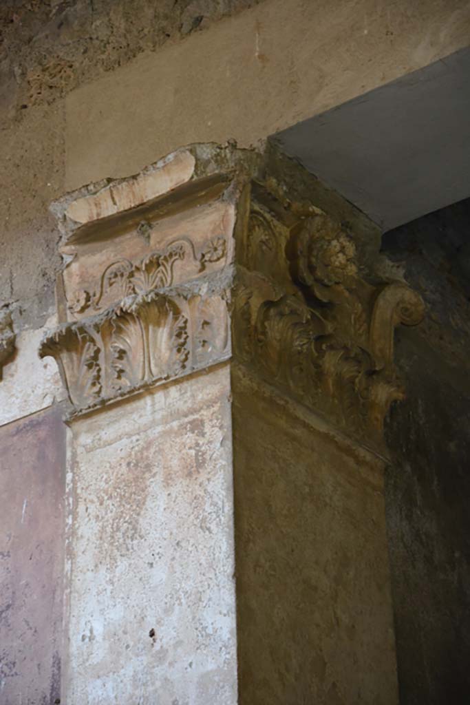 VI.2.4 Pompeii. December 2017. Capital on west side of north ala.
Foto Annette Haug, ERC Grant 681269 DÉCOR.
