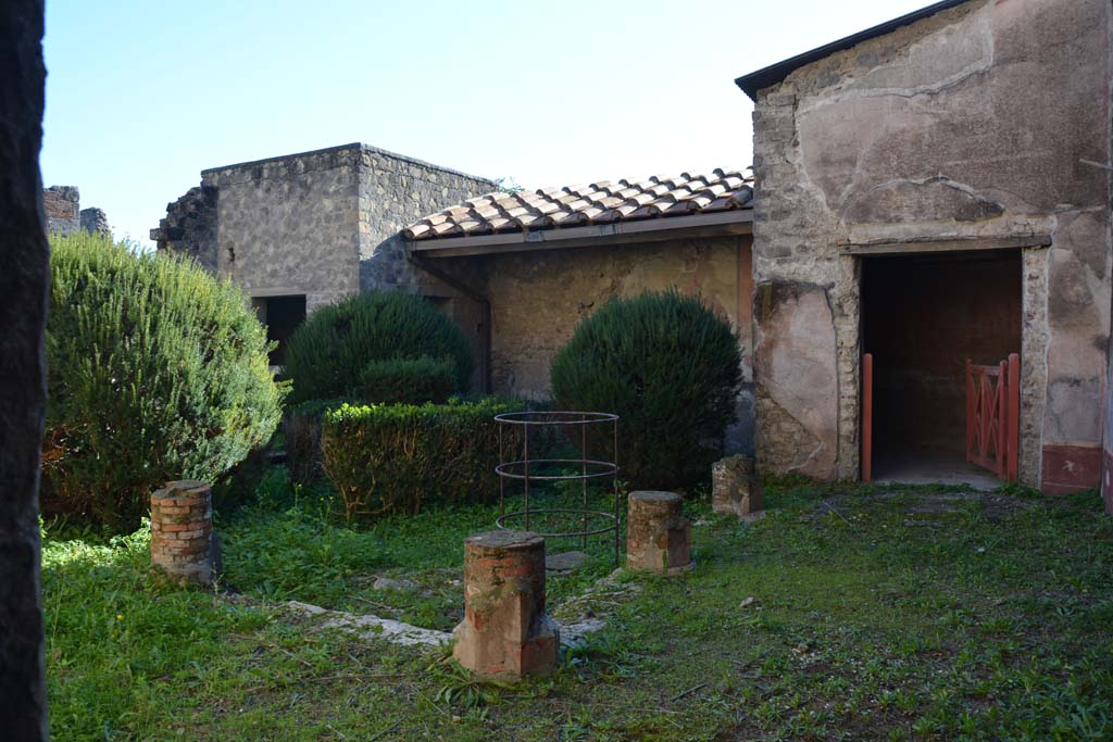 VI.2.4 Pompeii. December 2017. Looking south-east across small garden area.
Foto Annette Haug, ERC Grant 681269 DÉCOR.
