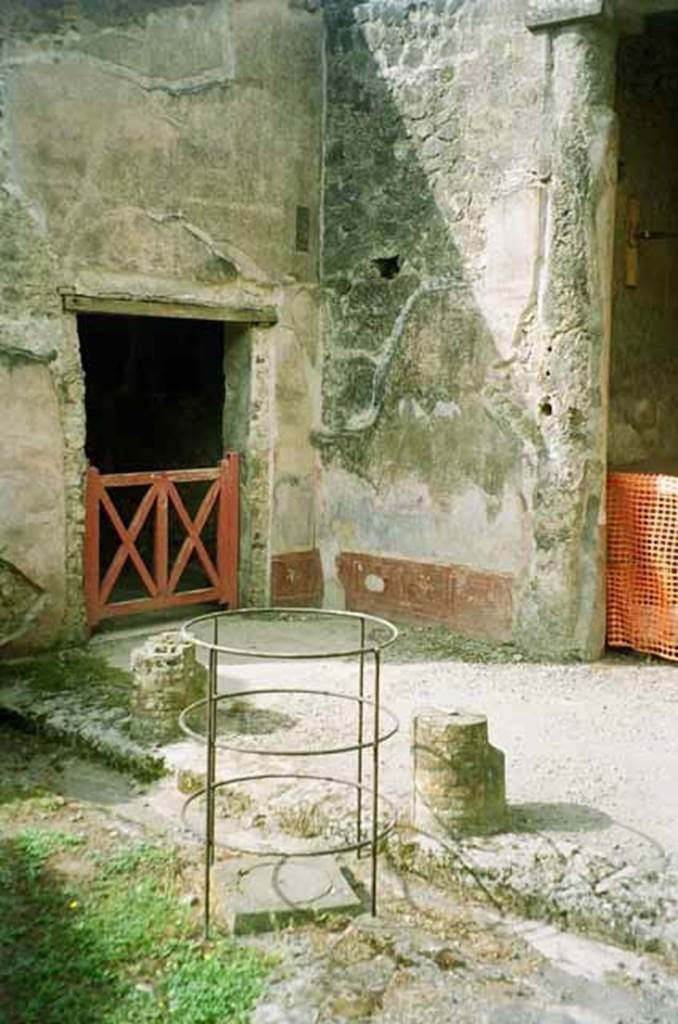 VI.2.4 Pompeii. June 2010. South-west corner of garden apartment. Photo courtesy of Rick Bauer.