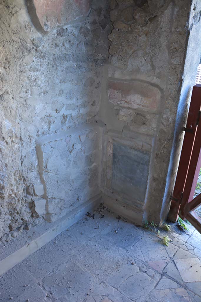 VI.2.4 Pompeii. December 2017. Looking towards lower north-west corner and flooring.
Foto Annette Haug, ERC Grant 681269 DÉCOR.
