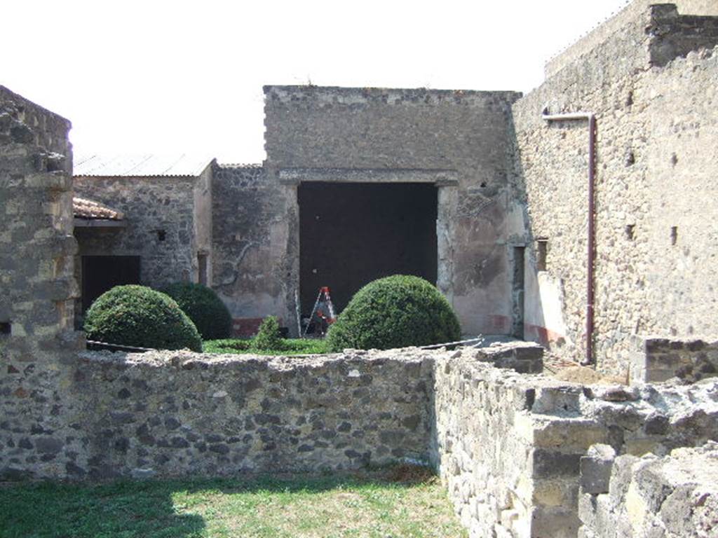 VI.2.31 Pompeii. September 2005.  Looking west towards small garden.