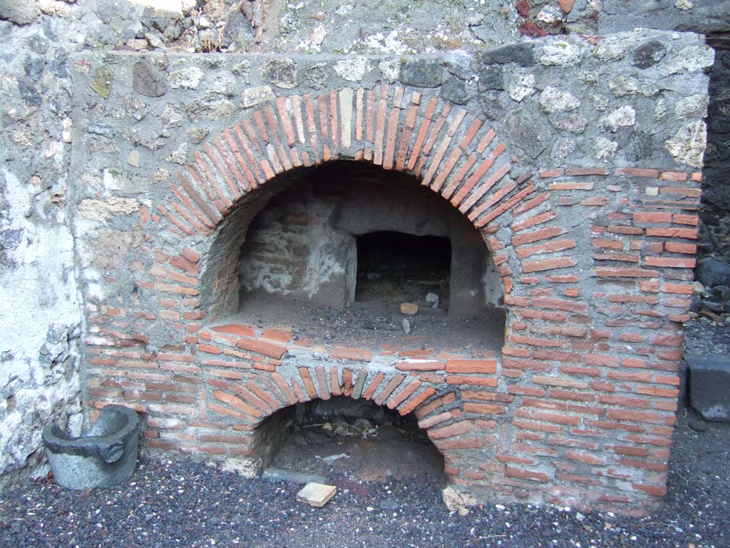 VI.2.6 Pompeii. May 2017. Oven. Photo courtesy of Buzz Ferebee.