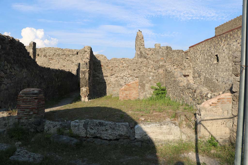 VI.2.7 Pompeii. December 2018. Looking east towards shop entrance. Photo courtesy of Aude Durand.