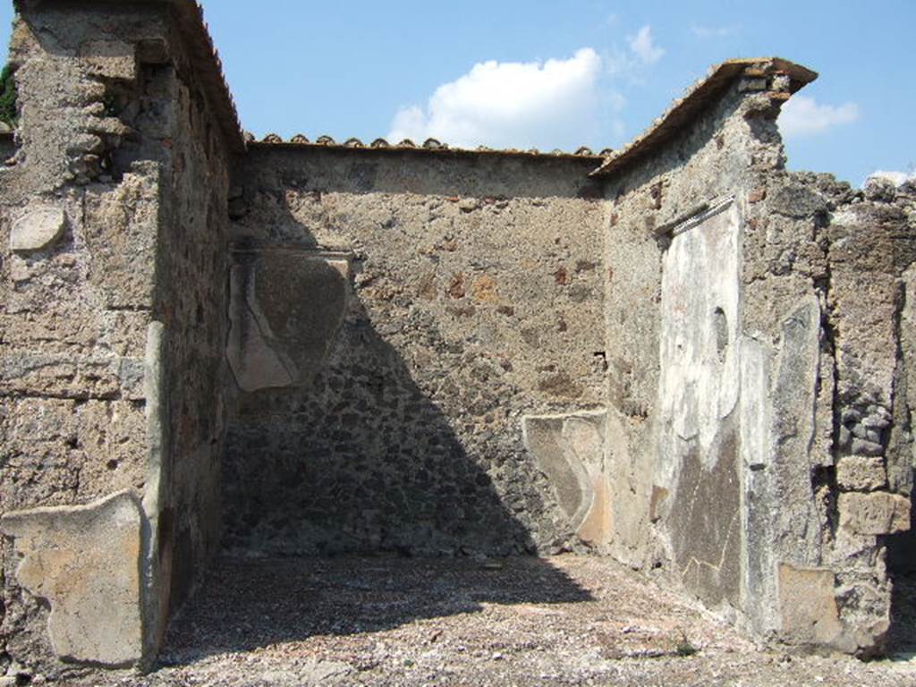 VI.2.11 Pompeii. September 2005. Looking north across tablinum/exedra (5).