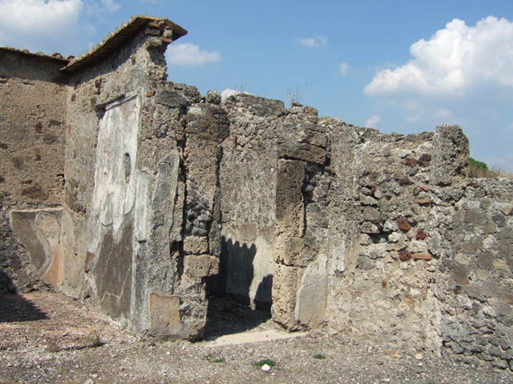 VI.2.11 Pompeii. September 2005. East ala/cubiculum (6) in north-east corner of atrium.