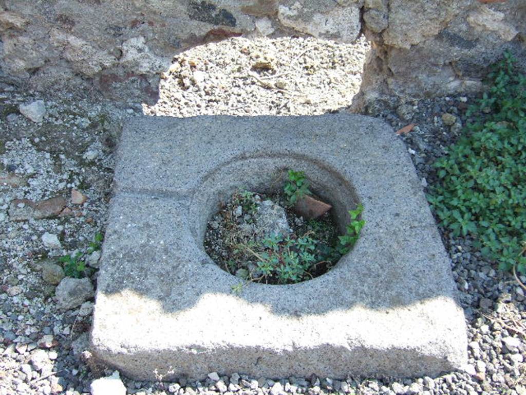 VI.2.12 Pompeii. September 2005. Room 8, cistern mouth next to south wall.