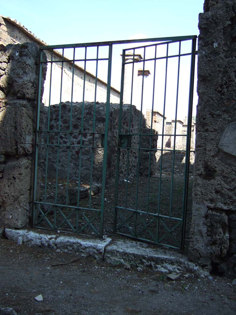 VI.2.15 Pompeii. September 2005. Entrance doorway.