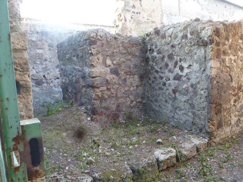 6.2.22/15 Pompeii. May 2011.Room to north of rear entrance doorway at VI.2.15.
According to Fiorelli, near to the posticum was the kitchen and a small storeroom, and the stairs that climbed to the rooms above.
