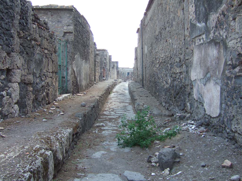 VI.2.15 Pompeii, on left. September 2005.        Vicolo di Narciso looking south.                                 VI.1, on right.