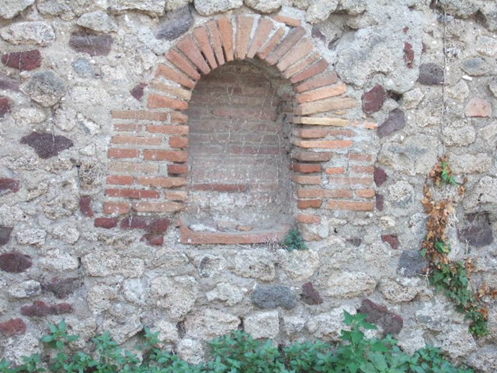 VI.2.16 Pompeii. September 2005. Niche in south wall of peristyle.