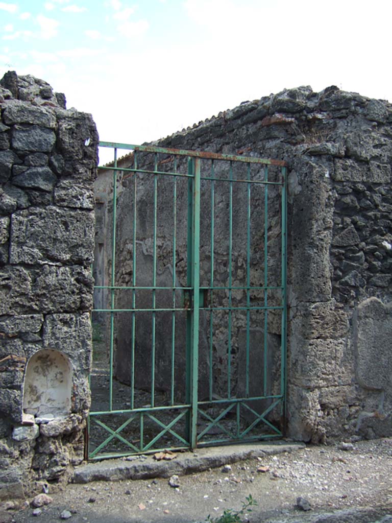 VI.2.16 Pompeii. September 2005. Entrance doorway.