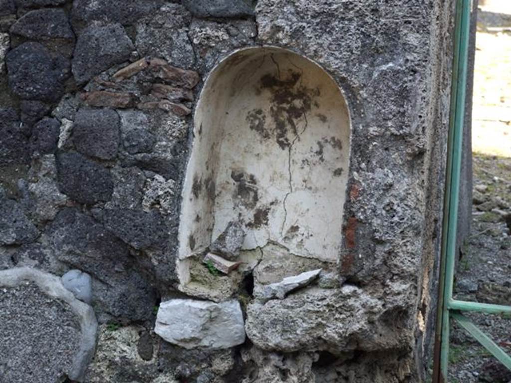 VI.2.16 Pompeii. March 2009. Niche on exterior north side of entrance.