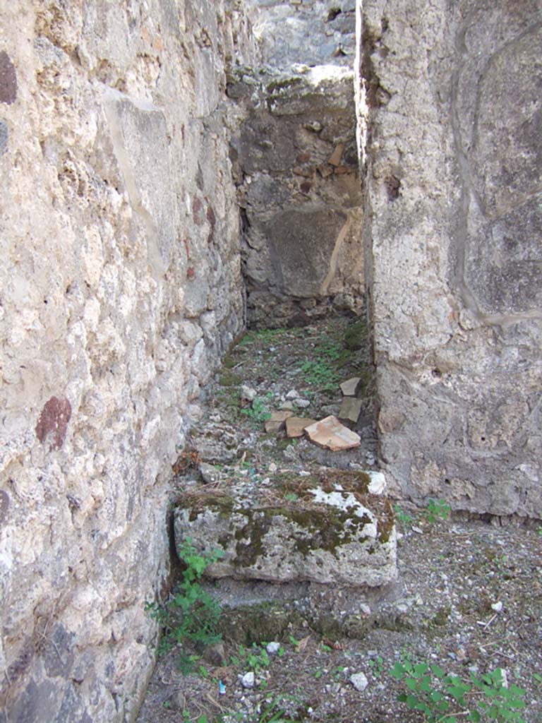 VI.2.16 Pompeii. September 2005. Looking west from south-west corner of atrium.