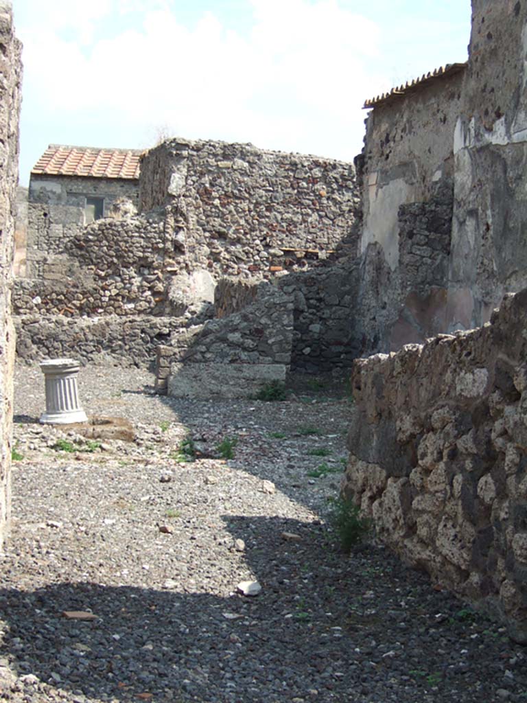 VI.2.17 Pompeii. September 2005. Looking east from entrance across atrium.