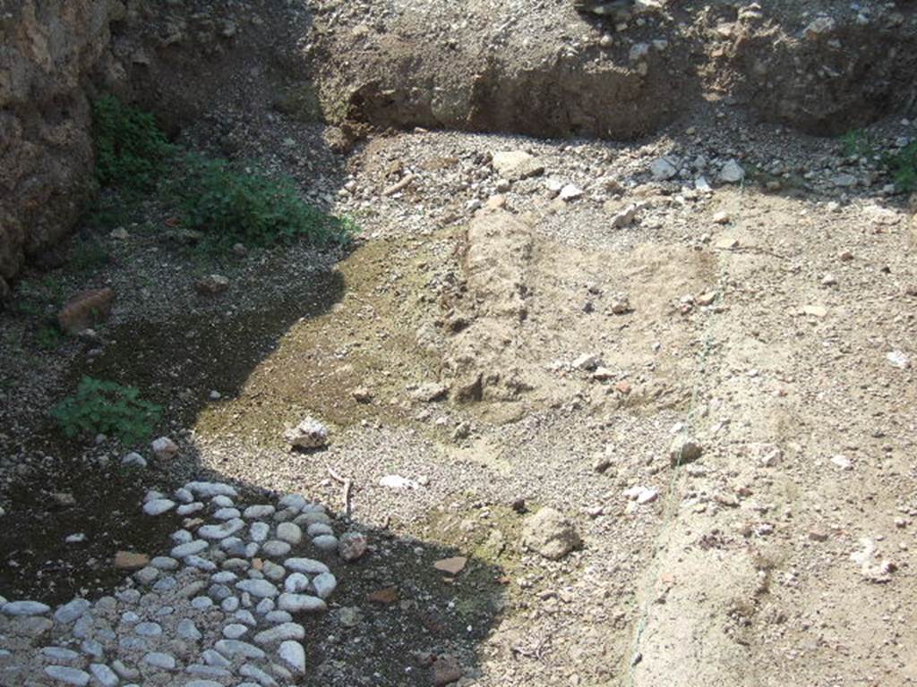 VI.2.18 Pompeii. September 2005. Detail of lower level, looking west.