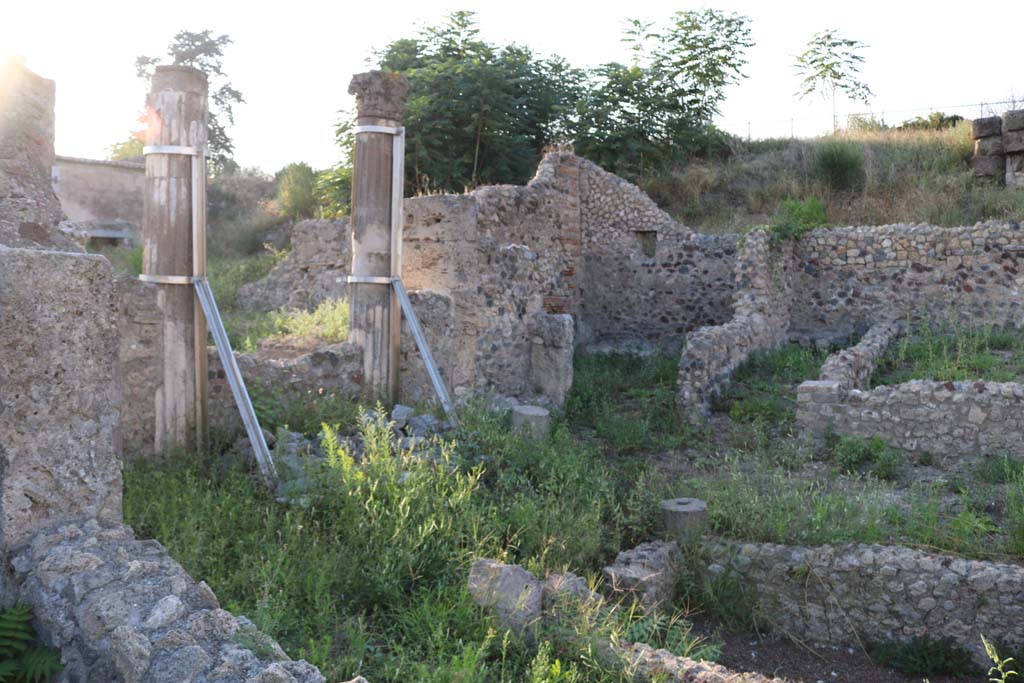 VI.2.19 Pompeii. December 2018. 
Looking north-west across the atrium towards the remaining columns of the peristyle garden area. Photo courtesy of Aude Durand.
