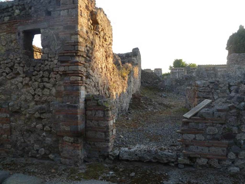 VI.2.20 Pompeii. May 2011. Looking west through entrance doorway.