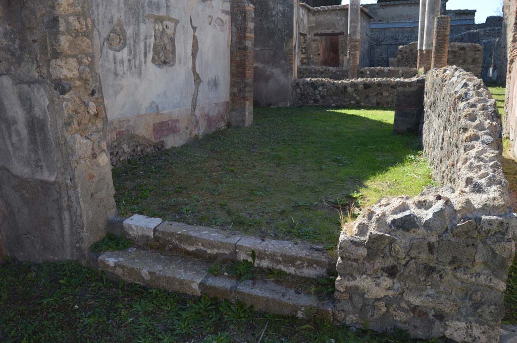 VI.2.22 Pompeii. October 2017. Looking west from atrium towards steps to tablinum.
Foto Taylor Lauritsen, ERC Grant 681269 DÉCOR.
