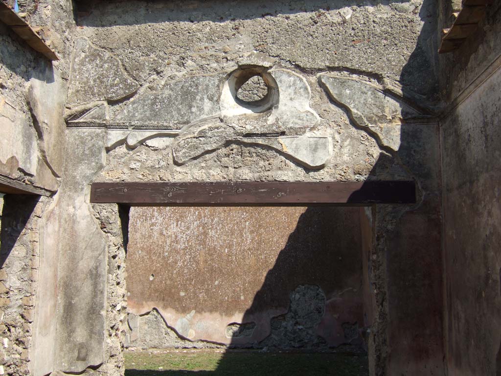 VI.2.22 Pompeii. September 2005. Looking east across peristyle from triclinium in south-west corner. 