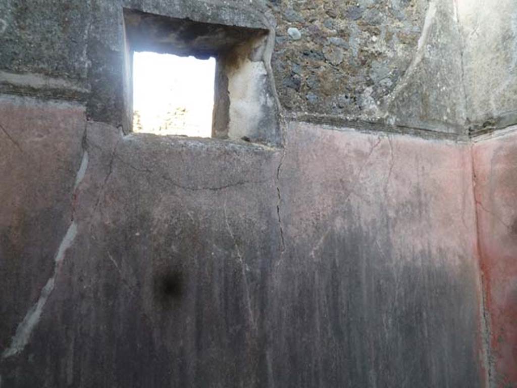 VI.2.22 Pompeii. May 2011. East wall of cubiculum, with window onto Vicolo di Modesto.