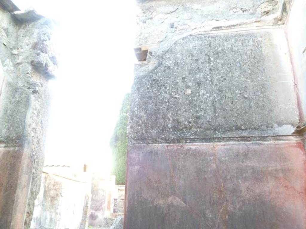 VI.2.22 Pompeii. May 2011. West wall of cubiculum, with doorway to atrium.