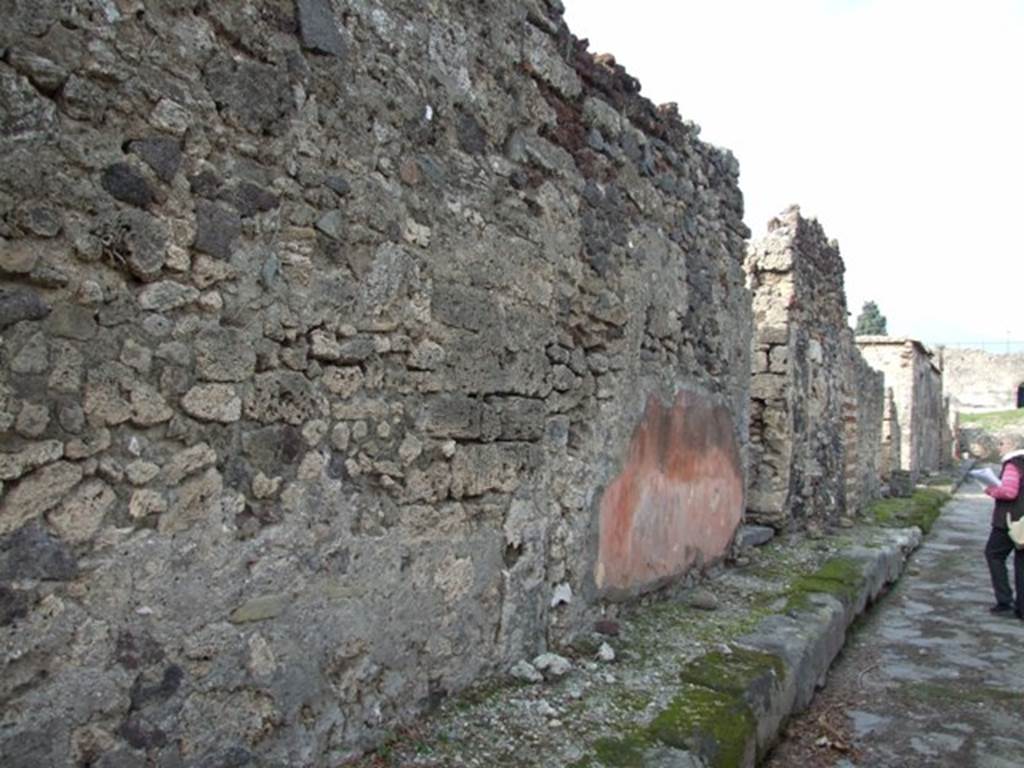 Plaster on outside wall of VI.2.25 on Vicolo di Modesto, looking north. December 2007.