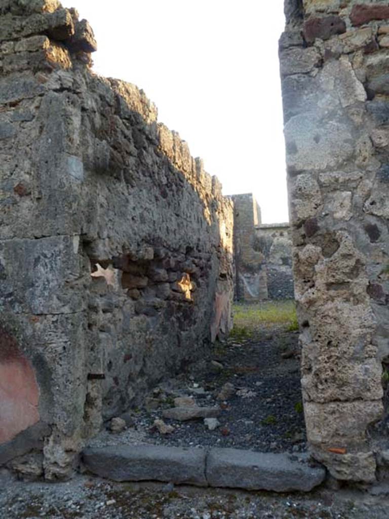 VI.2.25 Pompeii. May 2011.  Entrance doorway, looking west. 