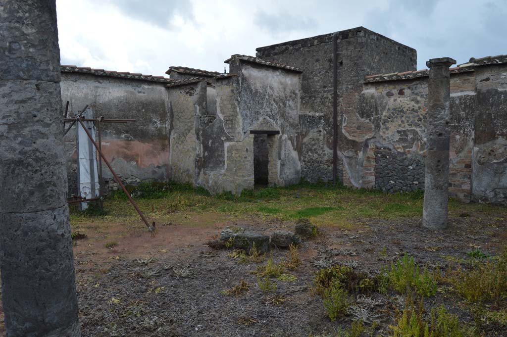 VI.2.25 Pompeii. March 2018. Looking across peristyle garden, with doorway, in centre, to cubiculum in south-west corner.
Foto Taylor Lauritsen, ERC Grant 681269 DCOR.
