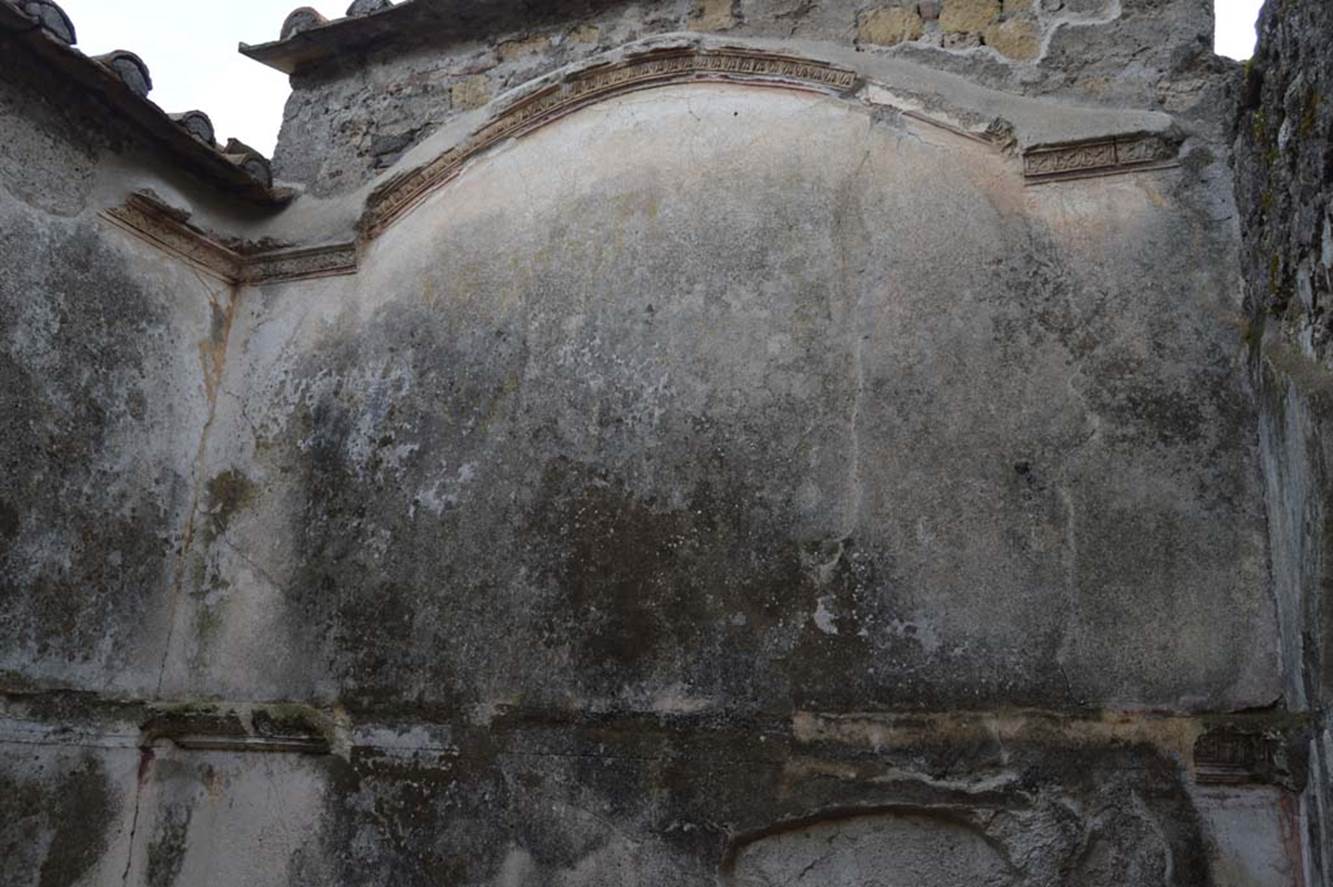 VI.2.25 Pompeii. March 2018. Vaulted wall with painted decoration and stucco in cubiculum
Foto Taylor Lauritsen, ERC Grant 681269 DCOR.

