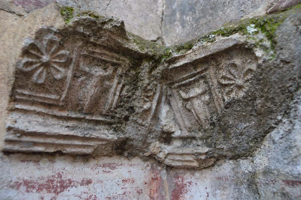 VI.2.25 Pompeii. March 2018. Detail of stucco and painted decoration in cubiculum.
Foto Taylor Lauritsen, ERC Grant 681269 DCOR.

