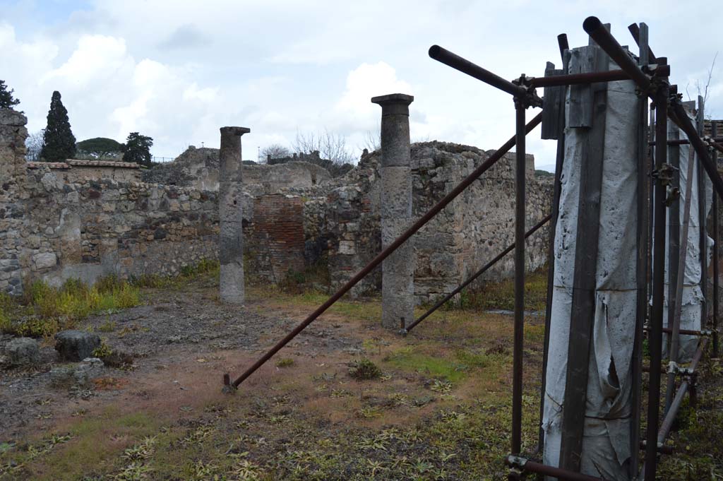 VI.2.25 Pompeii. March 2018. Looking north-east across peristyle garden, with entrance corridor behind column, in centre.
Foto Taylor Lauritsen, ERC Grant 681269 DCOR.
