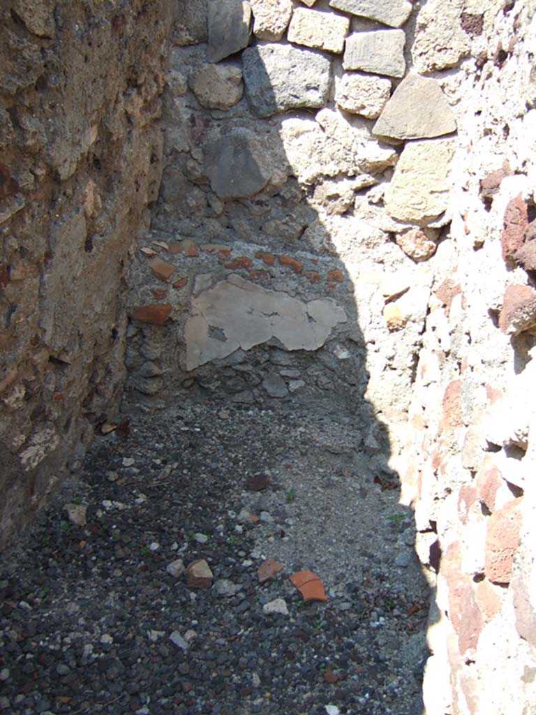 VI.2.26 Pompeii. September 2005. Looking north into latrine on west side of entrance doorway.